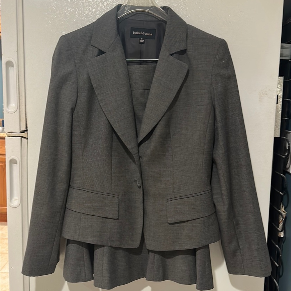 Isabel & Nina suit- jacket + skirt. Size 6/runs big. Polyester rayon wool. Lined